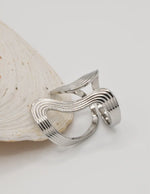 montreal_minimalist_silver_ring_interlock_wave_band_for_women