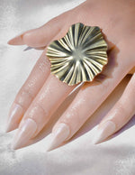 Light-reflecting starburst ring design with shiny finish