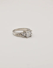 luxury_engagement_ring princess_cut elegant silver band montreal