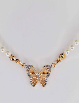 Feminine pearl necklace styled for everyday elegance
